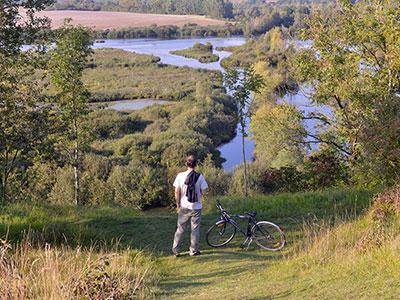 Belvédère de Frise, homme à vélo, Somme Belvédère de Frise, homme à vélo, Somme