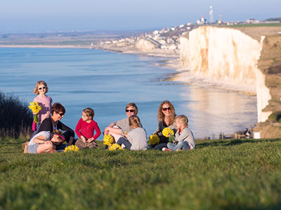 Pause en famille devant falaises, Somme Pause en famille devant falaises, Somme