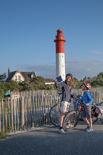 Vélos en famille devant le phare de Brighton sur La Vélomaritime Vélos en famille devant le phare de Brighton sur La Vélomaritime