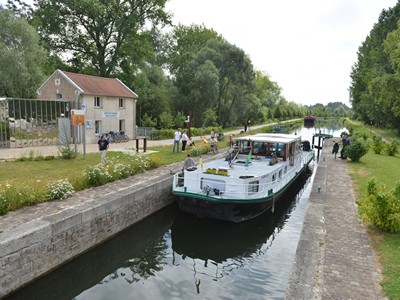 Ailly-sur-Somme ecluse et bateau Ailly-sur-Somme ecluse et bateau