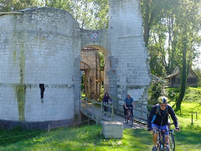 Eaucourt-sur-Somme chateau velos.jpg Eaucourt-sur-Somme chateau velos.jpg