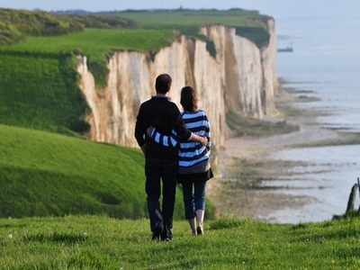 Couple en haut des falaises, sur le sentier du littoral Somme Couple en haut des falaises, sur le sentier du littoral Somme