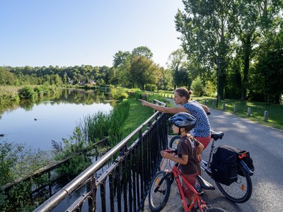 En famille à Vélo, Véloroute Vallée de Somme, Eclusier-Vaux En famille à Vélo, Véloroute Vallée de Somme, Eclusier-Vaux